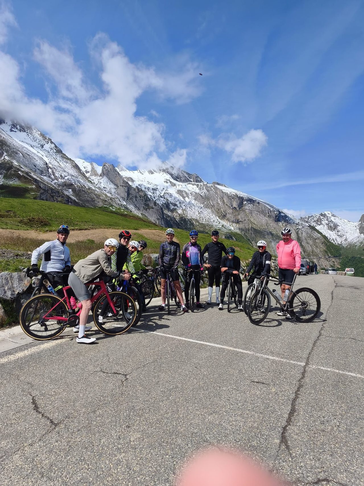 Groupe WattsUp au pied des cols des Alpes