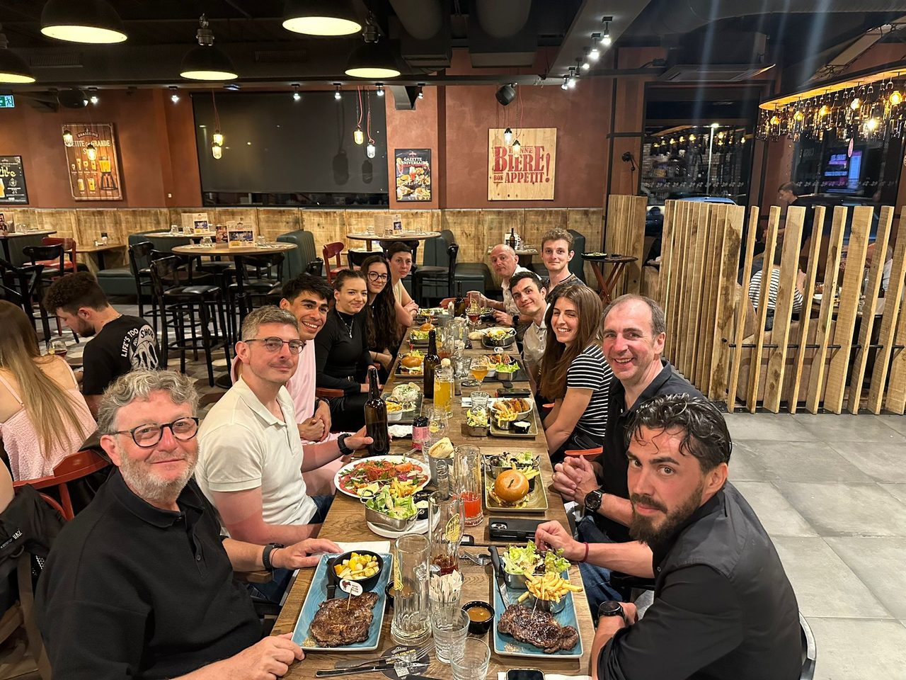 Repas de groupe au restaurant après le stage